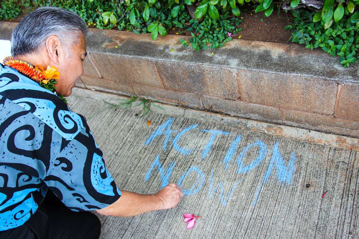 GovHawaii's tweet photo. Marking projected sea level rise with @blueplanetfound & students to highlight the impact climate change is having in our state. #HIGov #EarthDay #DrawTheLine #BlueLineProject #BlueLineHI #ClimateChange #SeaLevelRise https://t.co/8KuCOgbQuA