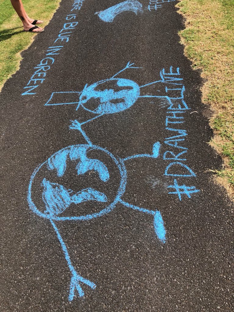 BluePlanetFound's tweet photo. #BlueLineProject in full swing! Students and community members showed up at 15 locations across Hawaii to raise awareness about the impacts of climate change! #DrawTheLine https://t.co/hCCRvzlSCI