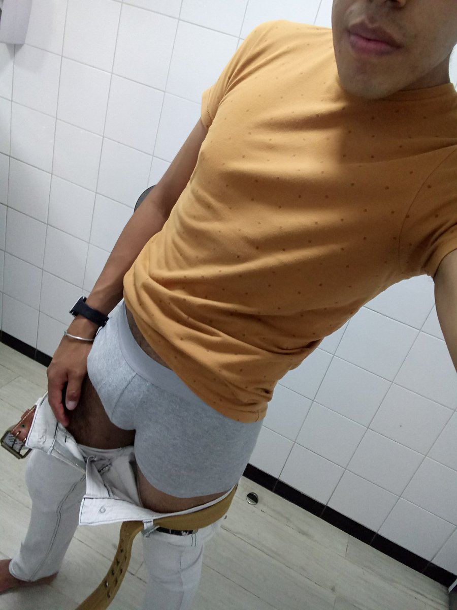 addanielsandro's tweet photo. Echando coto en los baños de universidad jaja amo mi escuela... https://t.co/IqqKYfGWX4