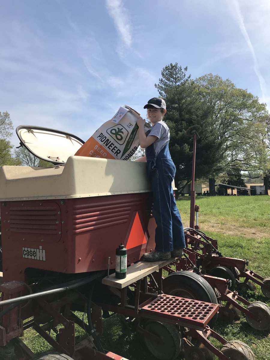 LetitRainesJ's tweet photo. My main man Saw helping his Grandaddy load up with the best! @PioneerSouthern #plant18 #noraintom #saveitforsummer https://t.co/Bhloy3jvWg
