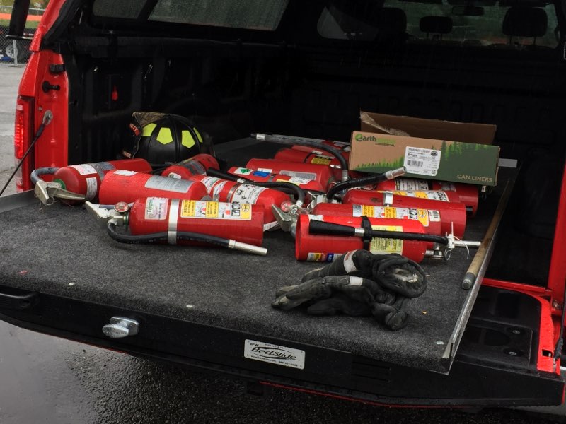 EverettFire's tweet photo. @EverettFire had a great day at our Fire Extinguisher training. We had an eager group of students who wanted to learn about fire extinguisher use and have an opportunity for hands-on training. Thanks for being a part of our day! #CommunityFirst #FireSafety #PullAimSqueezeSweep https://t.co/aEM2WTdl2W