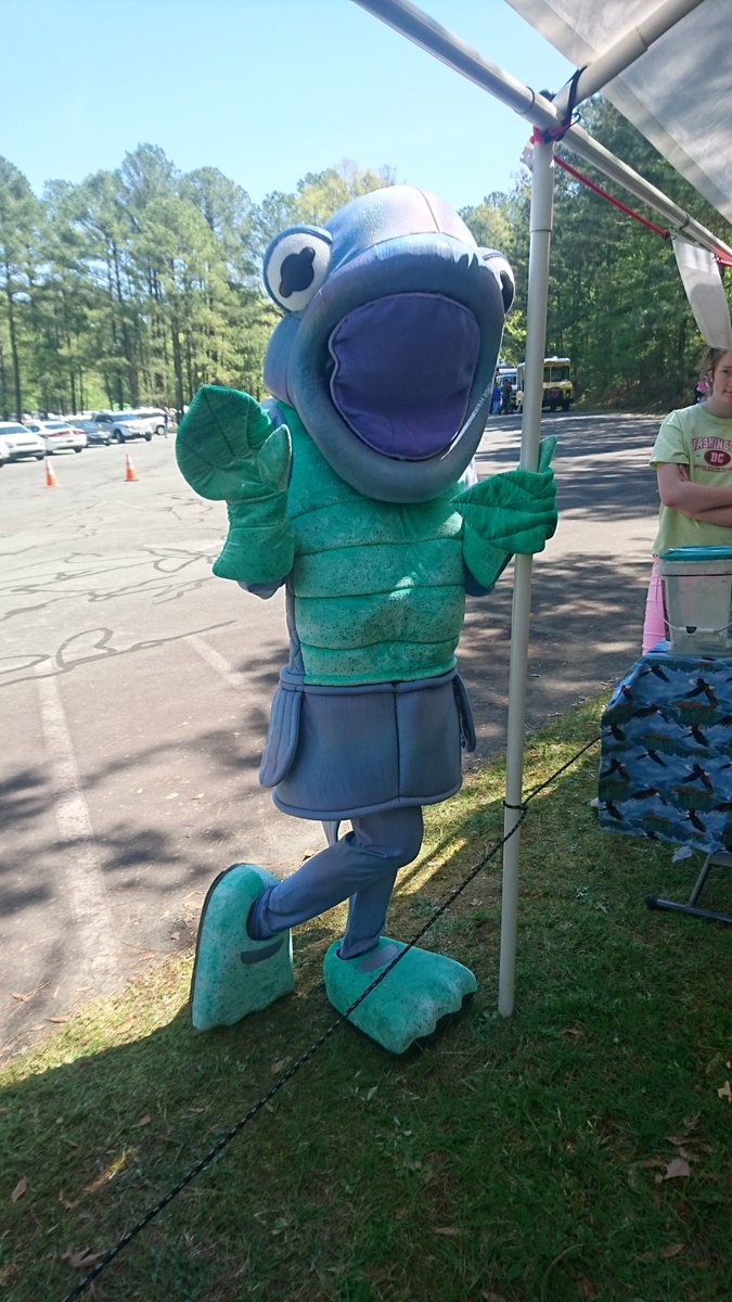 kofukitty's tweet photo. And since the event at Jordan lake was fishing related........ They had this land feesh finning at people today #landfish https://t.co/GJNQ7Wr3QL