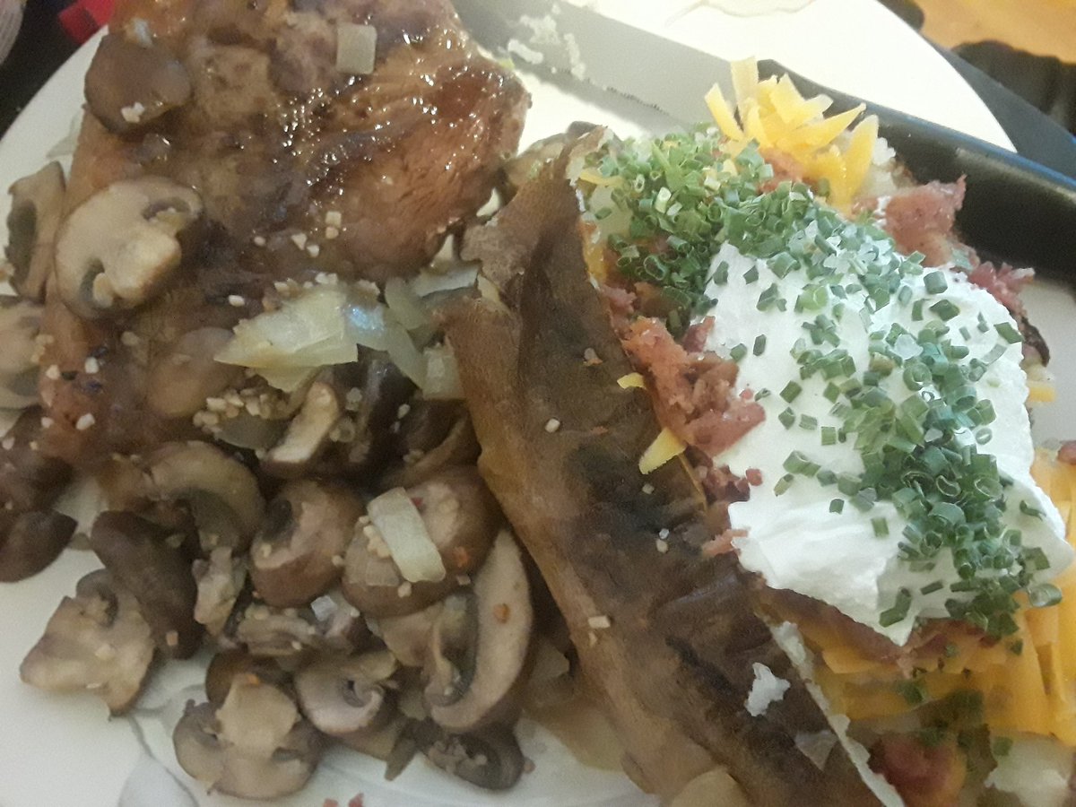 swanheartjewels's tweet image. Friday night dinner #hungryhunter style