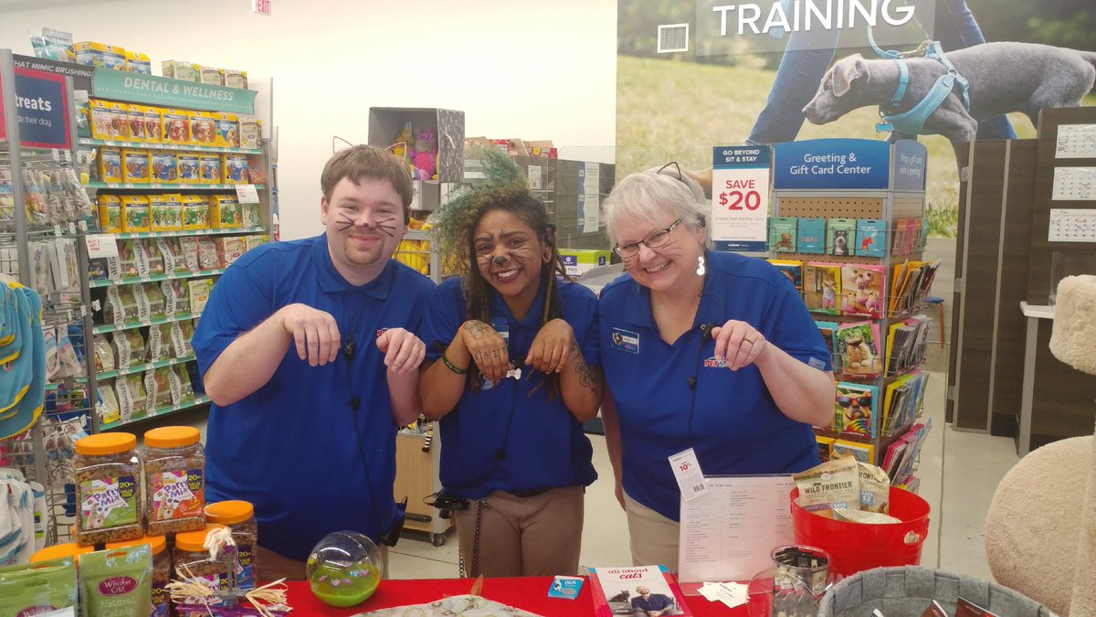 Berlin store 2718 getting ready for the Planet Cat event today! <a href="/PetSmartAE/">Associate Engagement</a> #welovepets #bringonthecats
