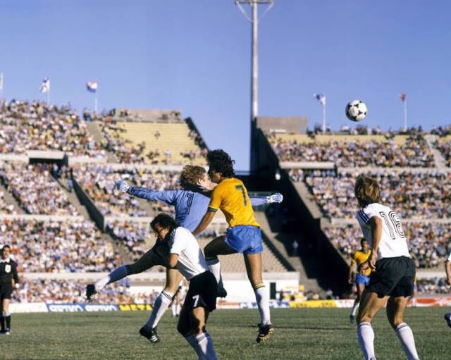 OldFootball11's tweet photo. #Brazil 4-1 #WestGermany
#Mundialito in Uruguay in 1981
#HaraldSchumacher #FelixMagath #Tita #WolfgangDremmler
#BrazilGermany #BraGer https://t.co/nexAUiQnBT