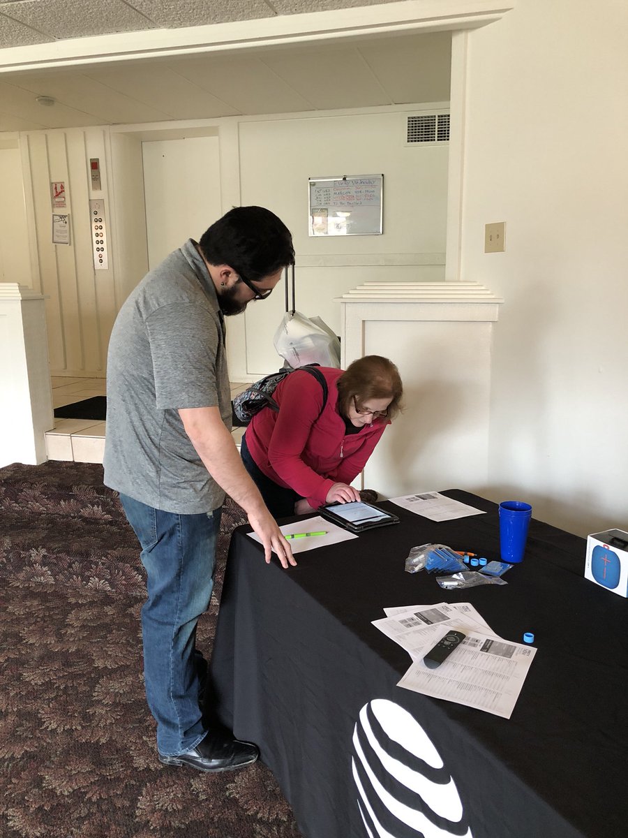 TeamElyria's tweet photo. Farley at DTV Now table day...sale #8! @alysonwoodard @TheoAlexander11 @judy_cavalieri https://t.co/V2NjPFtRtJ
