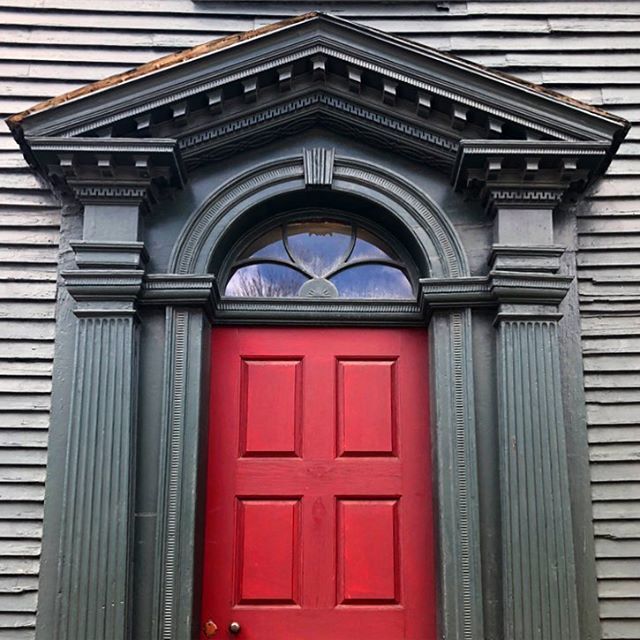 plbhalbert's tweet photo. Samuel Barker House, Newport, Rhode Island, circa 1714 with later pedimented front door surround #red #door #frontdoor #fanlight #pediment #dentil #pilaster #design #arch #color #historichouse #historicbuilding #georgian #18thcentury #newportri #rhodeisl… https://t.co/F2i5W8oURv https://t.co/5SFXFOCWkf