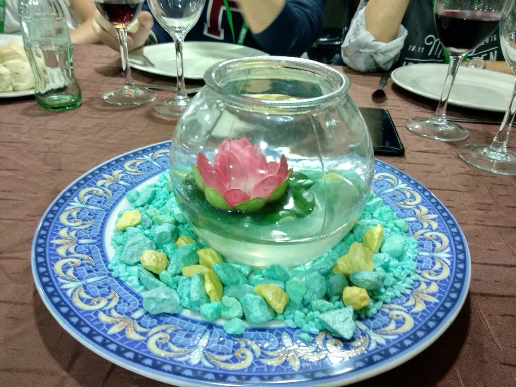 SWcabreada's tweet photo. “Los nenúfares del centro de mesa están la mar de saludables, recién cortados” @fgalanh son recién traídos de china. #swodb https://t.co/z0ahjL8iHf