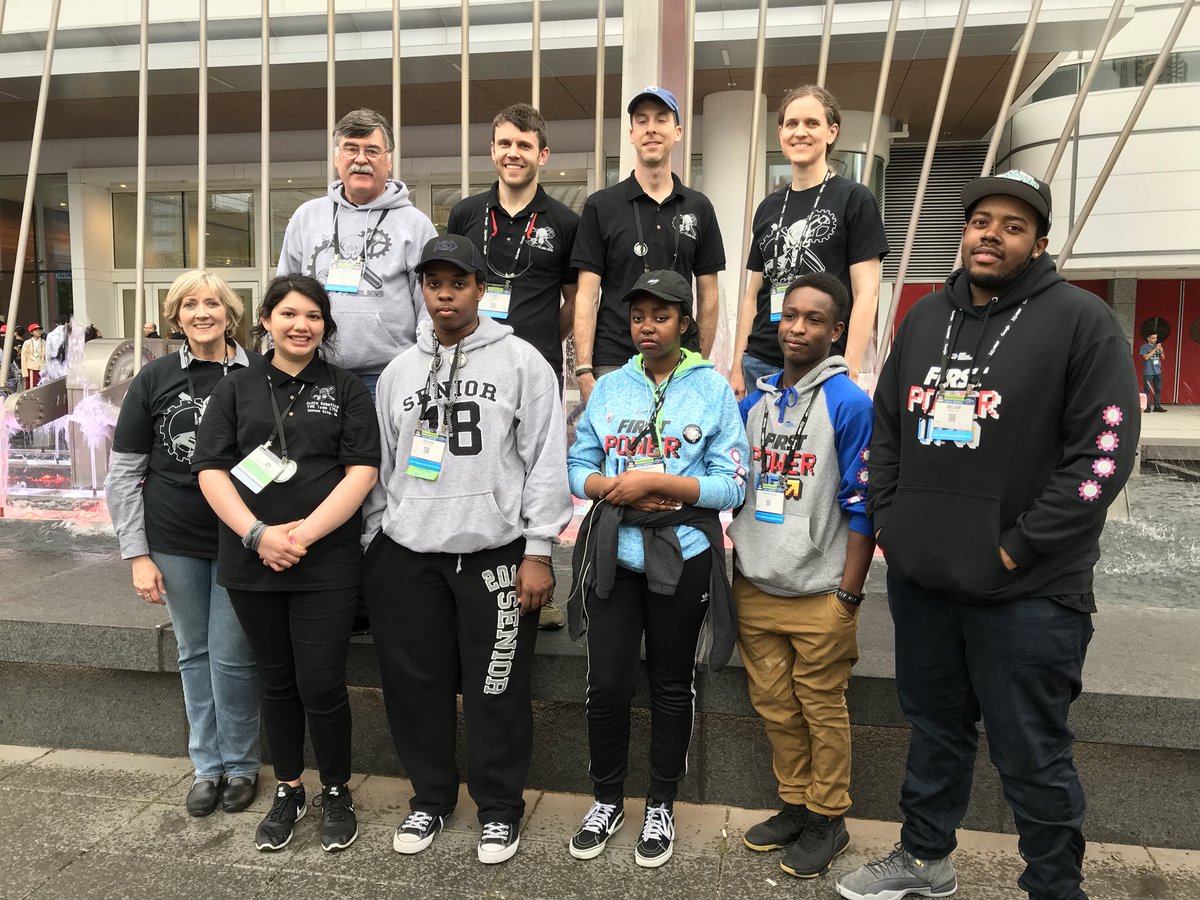 STEMKC's tweet photo. Able to catch a final team pic of @kcpublicschools @FRCTeams Paseo HS team &amp; @MRIGlobal_News mentors who build at the #kcez @UMKCSCE Great trip! #MoreThanRobots https://t.co/XQEJRNv45t