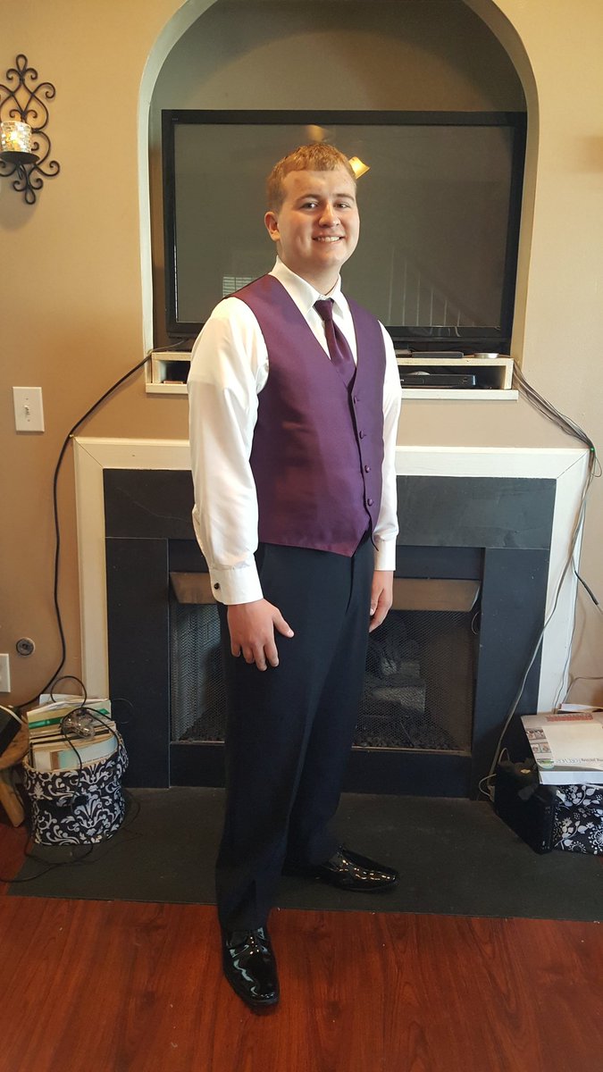 MoWaRo142's tweet photo. Time flies! Man-child's junior prom. #Prom2018 #RBHSGators https://t.co/pUO1gmVTRI