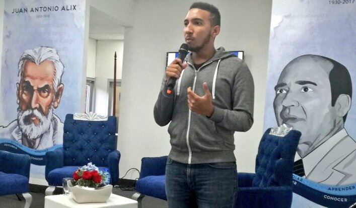 EducacionRDo's tweet photo. .@froblesmeran habla a los estudiantes de la modalidad @PreparaMinerd del centro educativo Minerva Mirabal de Pantoja y también a jóvenes del Politécnico San Miguel Arcángel de Villa Mella, que hoy visitan nuestro pabellón en #FILSD2018.
[#EducaciónRDo en la #FeriaDelLibroSD2018] https://t.co/4Krm28vLcA