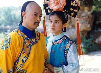 dramapotatoe's tweet photo. [trending] Huge wave of nostalgia! Actor #ZhangTielin mentioned #ZhaoWei at the 9th China Film Director’s Guild Awards, saying that he saw her &amp; that they’ve not met in a long time.” Ahh, the #MyFairPrincess / #PrincessReturningPearl memories!

#赵薇 #张铁林 #还珠格格 #vickyzhao https://t.co/GmYo8YdLSp