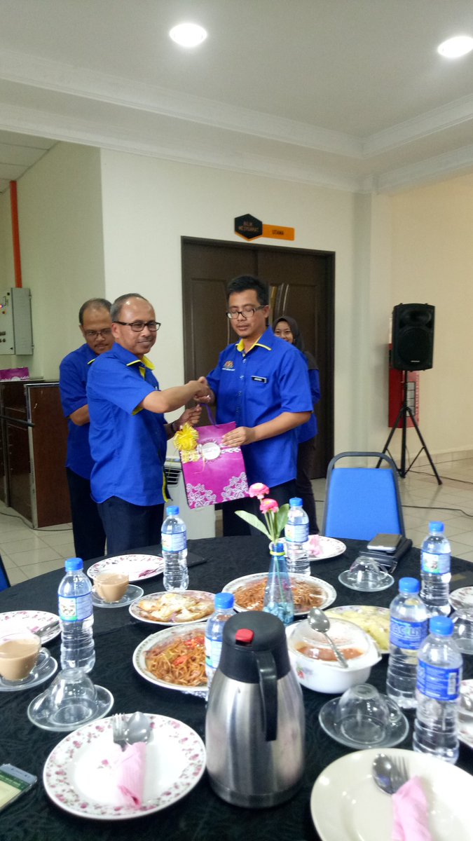 Selamat Datang DS <a href="/RoslanMdTaha/">Roslan Md Taha</a> ke JKR Daerah Pendang....terima kasih sudi bertandang berjumpa dgn staff JKR Pendang...
<a href="/IrWanMHilmi/">Ir Wan M Hilmi</a>
<a href="/jd_pendangyan/">JD Pendang/Yan</a> <a href="/JKRMalaysia/">JKR Malaysia</a> <a href="/jkr_kedah/">JKR Negeri Kedah</a> <a href="/RakanKKR/">RakanKKR</a> <a href="/InfraRakyat/">Infra Rakyat</a> <a href="/MOWorks/">でやんす</a> #JDJKR #togetherwedeliver