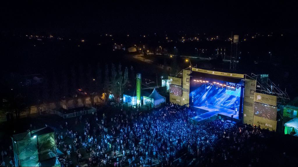 eldiadeescobar's tweet image. Agustín Casanova le bajó el telón a la primera jornada de #AcercArte en Escobar. Las actividades seguirán este domingo desde las 15 y a las 20 llegará el momento de Dread Mar I, que cerrará el festival a puro reggae. La entrada es libre y gratuita.