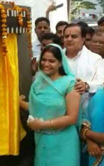sarvmanglamcom's tweet photo. The glimpses of eve teasing.
I hope @narendramodi and @AmitShah taking some time to speak on this !!
Let me sum up with conclusion "she is Scared"
Whom to complain ?
Women are going to vote against BJP in 2019.
#DeathForChildRapists
#AmitShahSpeaksToArnab
#ThatWasGoodTime https://t.co/C8di4Q8L0E