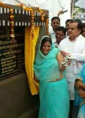 sarvmanglamcom's tweet photo. The glimpses of eve teasing.
I hope @narendramodi and @AmitShah taking some time to speak on this !!
Let me sum up with conclusion "she is Scared"
Whom to complain ?
Women are going to vote against BJP in 2019.
#DeathForChildRapists
#AmitShahSpeaksToArnab
#ThatWasGoodTime https://t.co/C8di4Q8L0E