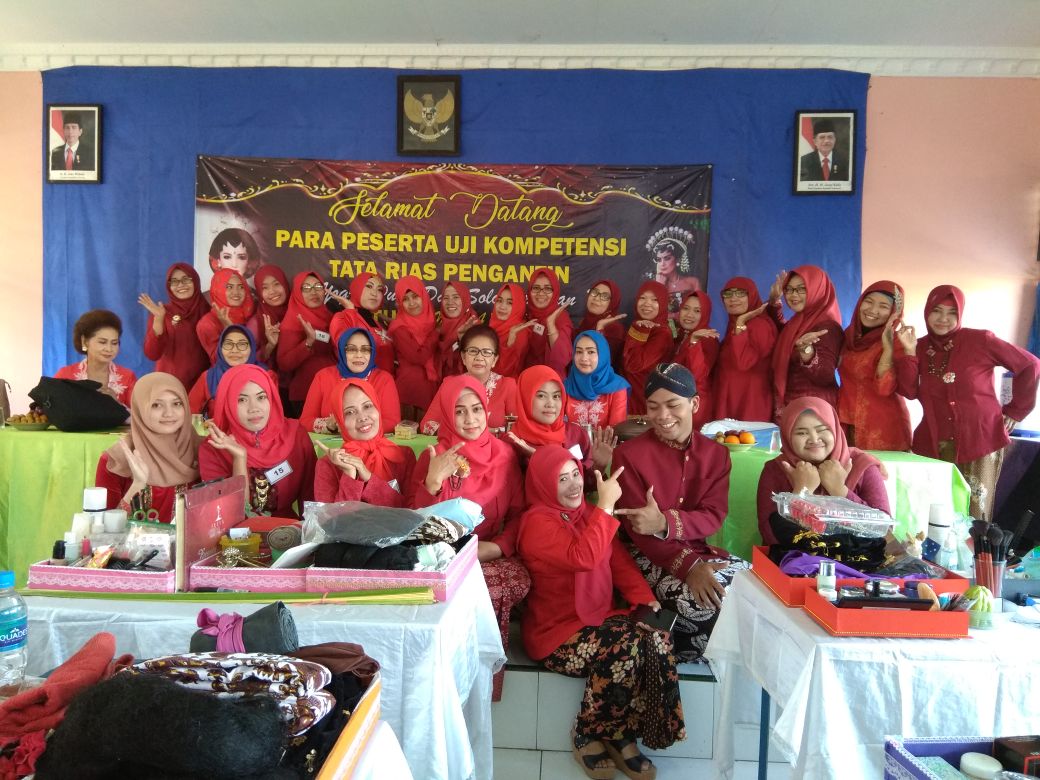 Semangat yg pada ujian negara rias pengantin ....seorang perias juga ada sekolah dan ujiannya say,,,jgn anggap rendah kami 💪💪