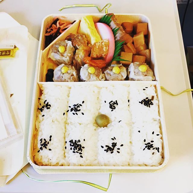 yohe_bigman's tweet photo. いざオーサカ。
.
#崎陽軒 #シウマイ弁当 #カラシング #Headto Osaka https://t.co/Wf4uuVaDV5 https://t.co/lcidmTXqI4