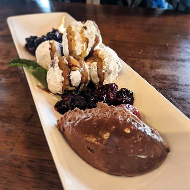 CottoEnoteca's tweet image. Sweet (treat) Saturdays 😋This weekend has got us feeling pretty good...or it might just be the bombolini... #bombolini #mangiarebene #treatyourself #sweetsaturday #yvreats #burnabyeats #eeeeeats #foodcouver #eatlocal #supportlocal #dessertporn #prettyfood 📸: @eat.with.kelly