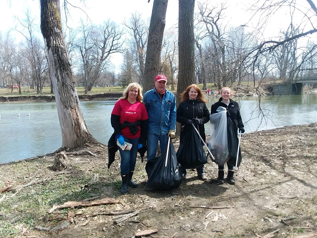 LauraDolanBFLO's tweet photo. Beautiful day cleaning up Cazenovia Creek w/my @BankofAmerica teammates in honor of #EarthDay at the @BNWaterkeeper #ShorelineSweep. #BofAVolunteers https://t.co/yqFn5HlPWE