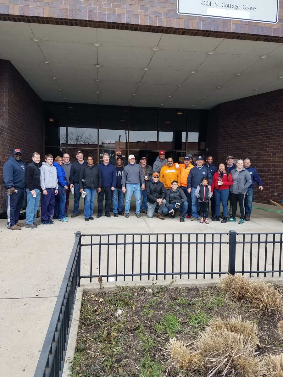 MayorRahm's tweet photo. Thanks to 7,800+ residents across the city who helped clean and green Chicago today! Here are @StreetsandSan and City volunteers who helped beautify Garfield Community Service Center and King Community Service Center. https://t.co/RQUUC9OVAb

#CleanandGreenChi #EarthDayChicago https://t.co/sn6kpwoL3V