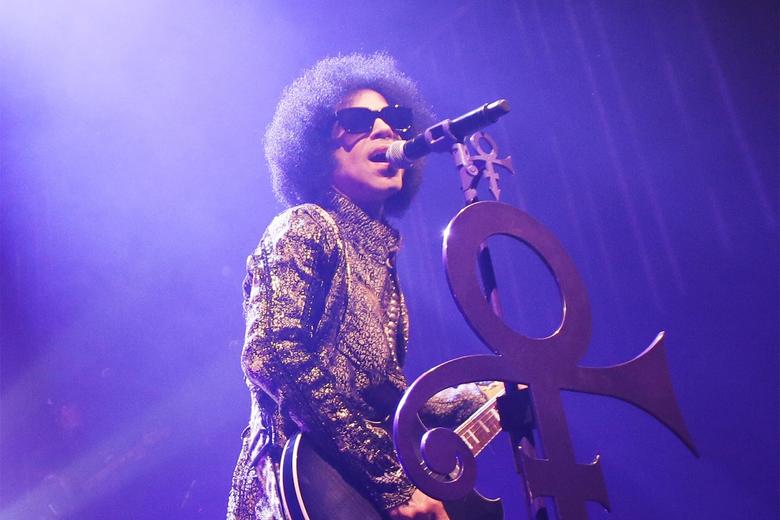 Slate's tweet image. You can now listen to Prince’s original version of “Nothing Compares 2 U”: slate.me/2qVwv6b