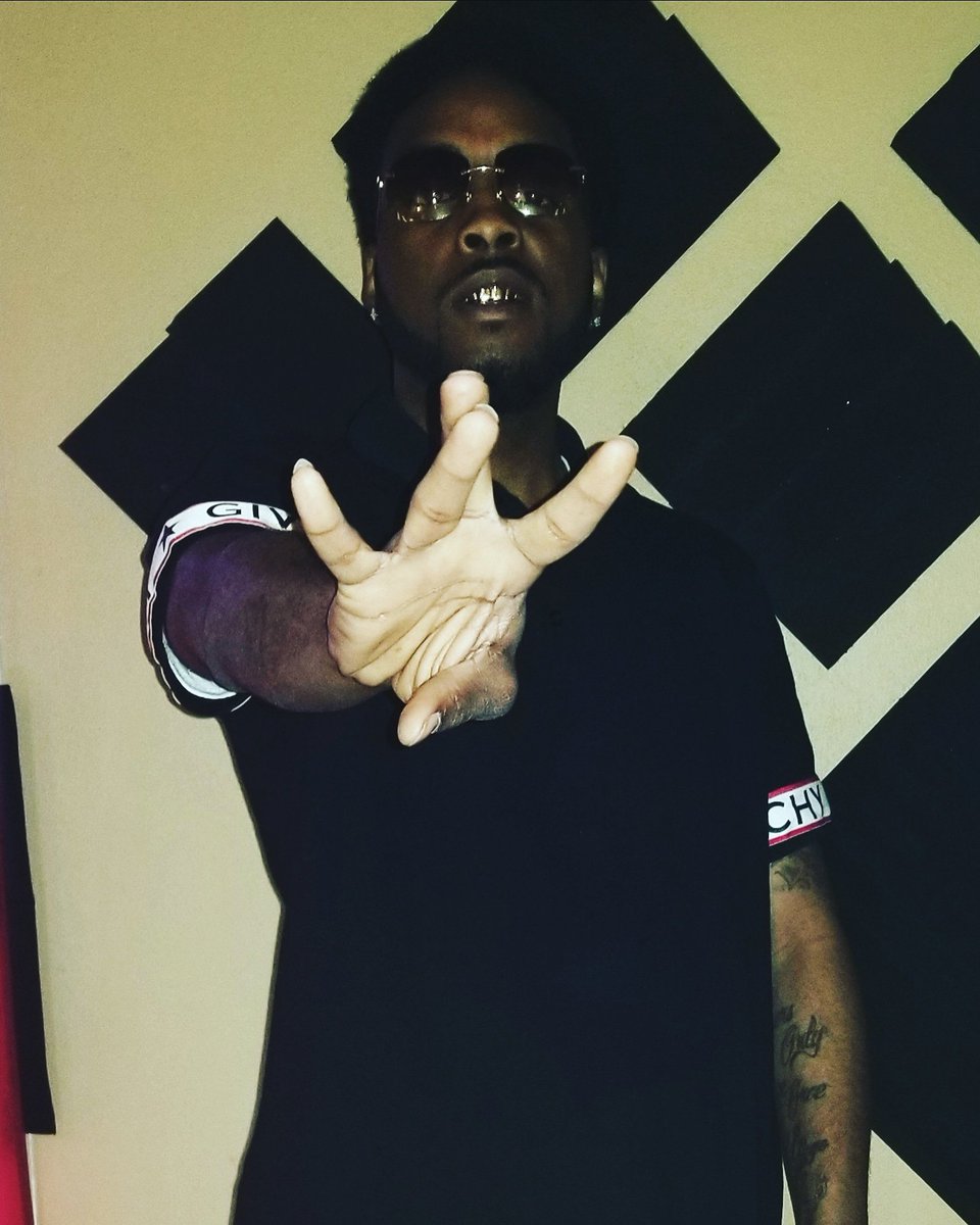 TenMan_Str8's tweet photo. #followme #FearTheDeer #mke #music #rapper #tenman https://t.co/28ET40wXmy