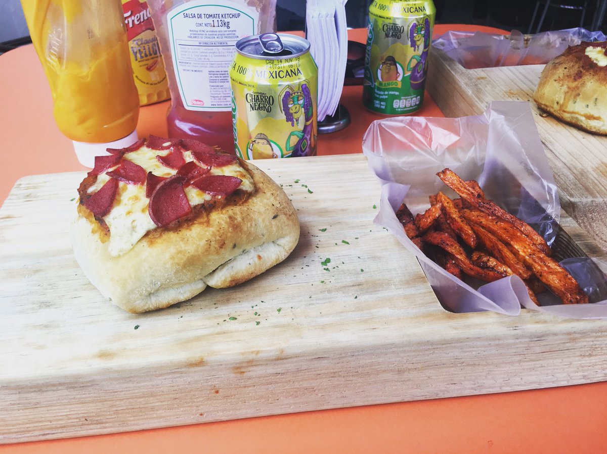 ManuelJasso_'s tweet photo. #Con100Varos #MeGustariaInvitarteA @Pixguer la mejor #Pizzahamburguesa 🍕🍔🤪🤪🤪🤪😱😱😱😍😍😍 https://t.co/dkeUIlxh2S