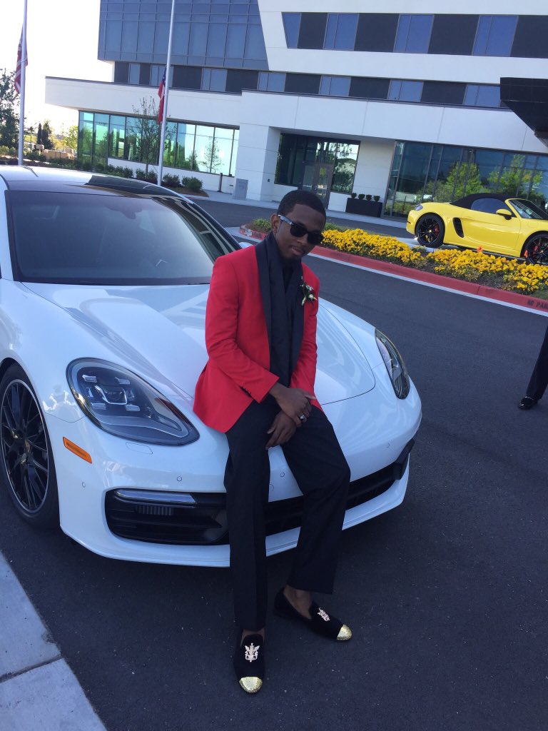 LegitEquityD's tweet image. Enjoyed prom not only for me but mainly for the ones that couldn’t✊🏾
Dedicated my prom to Kalief Browder 💯
#pearleD #driptown #prom2k18 #ForKaliefBrowder