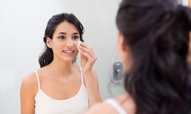 SkinHalo's tweet photo. Skincare tip of the day: instead of a physical exfoliant, try a toner with AHAs and BHAs for improved skin texture https://t.co/LUXybOcaIT