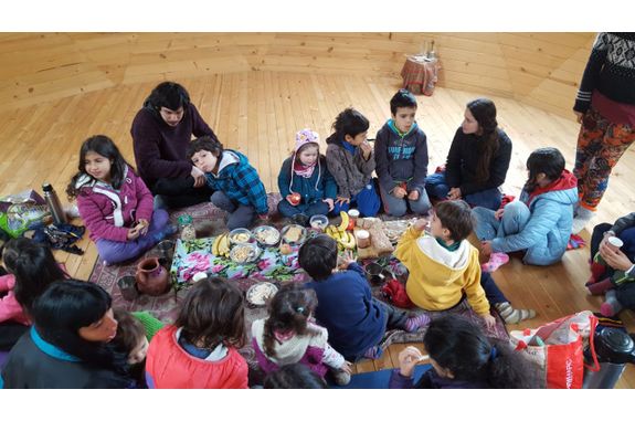 Isil_AC's tweet photo. #MIA0122 difunde educación activa. Los niños de TREMEN #Rari #Colbún realizan su propio #desayuno #Saludable: Galletas de plátano, barras de cereal, #fruta picada.
#Alimentación y #Nutrición de manera autónoma y responsable.
https://t.co/CB7CL5I6Jk https://t.co/Y0hRPOR54K