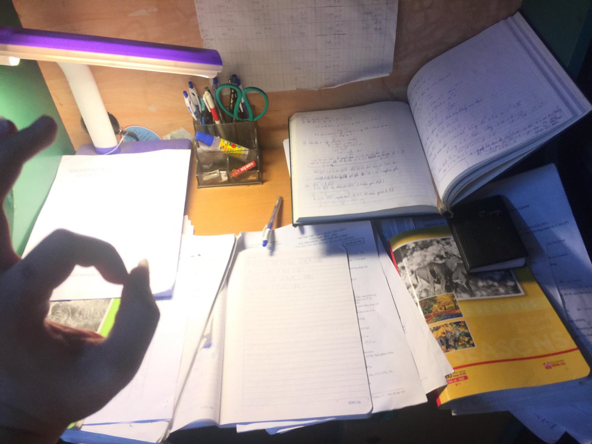 Anthony_Nguy3n's tweet photo. My Desk .... Reflect my life .... "What a mess" 👌🏼👌🏼😥😥
#overstudying https://t.co/ZYXMiO5rIH
