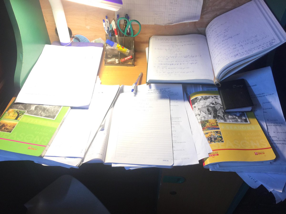 Anthony_Nguy3n's tweet photo. My Desk .... Reflect my life .... "What a mess" 👌🏼👌🏼😥😥
#overstudying https://t.co/ZYXMiO5rIH