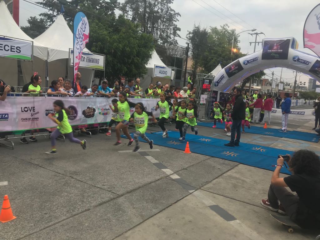 LabPolanco's tweet photo. Comenzó la carrera nocturna #ThePartyRun en Ciudad Satélite, con los corredores más pequeños. #LaboratorioMédicoPolanco está presente en las mejores #carreras. ¡Visita nuestro stand!
#runners #runner #running #CuidamosTuBienestar https://t.co/myViFiYejP