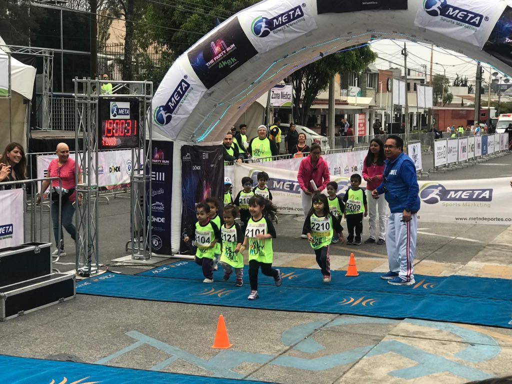 LabPolanco's tweet photo. Comenzó la carrera nocturna #ThePartyRun en Ciudad Satélite, con los corredores más pequeños. #LaboratorioMédicoPolanco está presente en las mejores #carreras. ¡Visita nuestro stand!
#runners #runner #running #CuidamosTuBienestar https://t.co/myViFiYejP