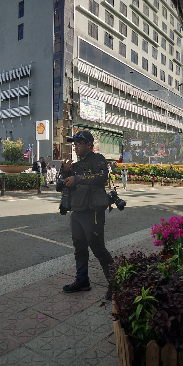 RitchieSadi's tweet photo. Ismart na kau bussku @MAHA_namanya. Macam PASKAL juga ni. Manimbak pakai kamera 😁
#FreedomOfEntry #KotaKinabalu https://t.co/d34csoiXym