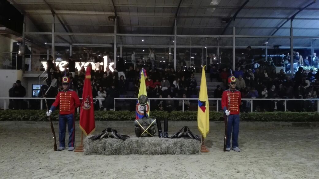 COL_EJERCITO's tweet photo. #AEstaHora se realiza en la #ESCAB el Concurso de Salto 5 Estrellas en convenio con #MercedesBenz como homenaje a los soldados del Ejército Nacional. https://t.co/UjTldVHalf