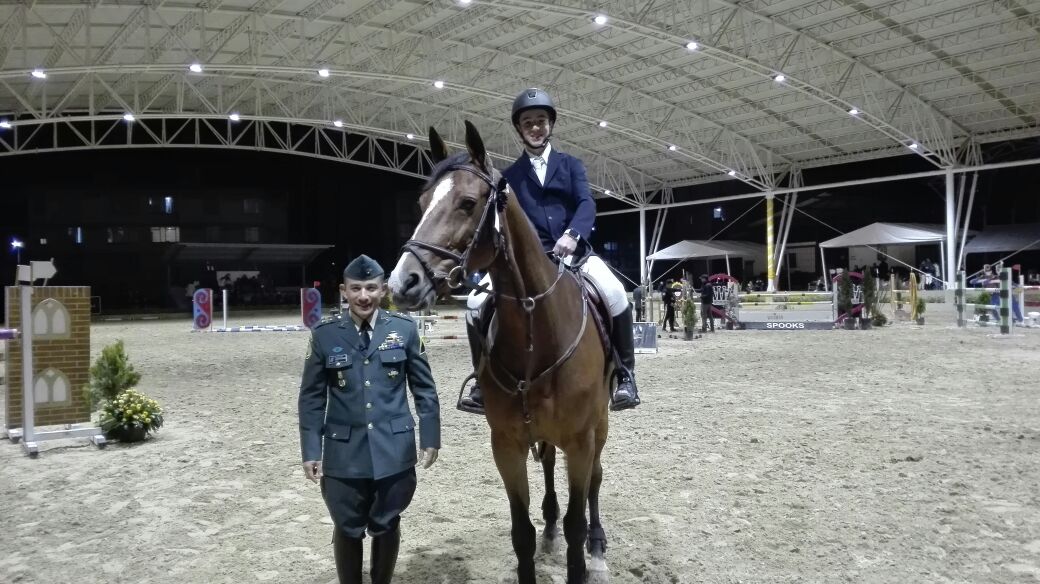 COL_EJERCITO's tweet photo. #AEstaHora se realiza en la #ESCAB el Concurso de Salto 5 Estrellas en convenio con #MercedesBenz como homenaje a los soldados del Ejército Nacional. https://t.co/UjTldVHalf