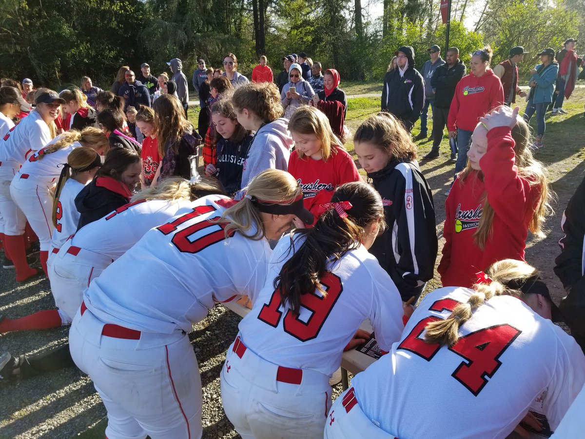 SMUSaints's tweet photo. ✔️ Sunny day
✔️ Two wins 
✔️ Signed posters
✔️ Running the bases

Sounds like a perfect Youth Day!!

#SaintsStrong https://t.co/WA83ryXS0m