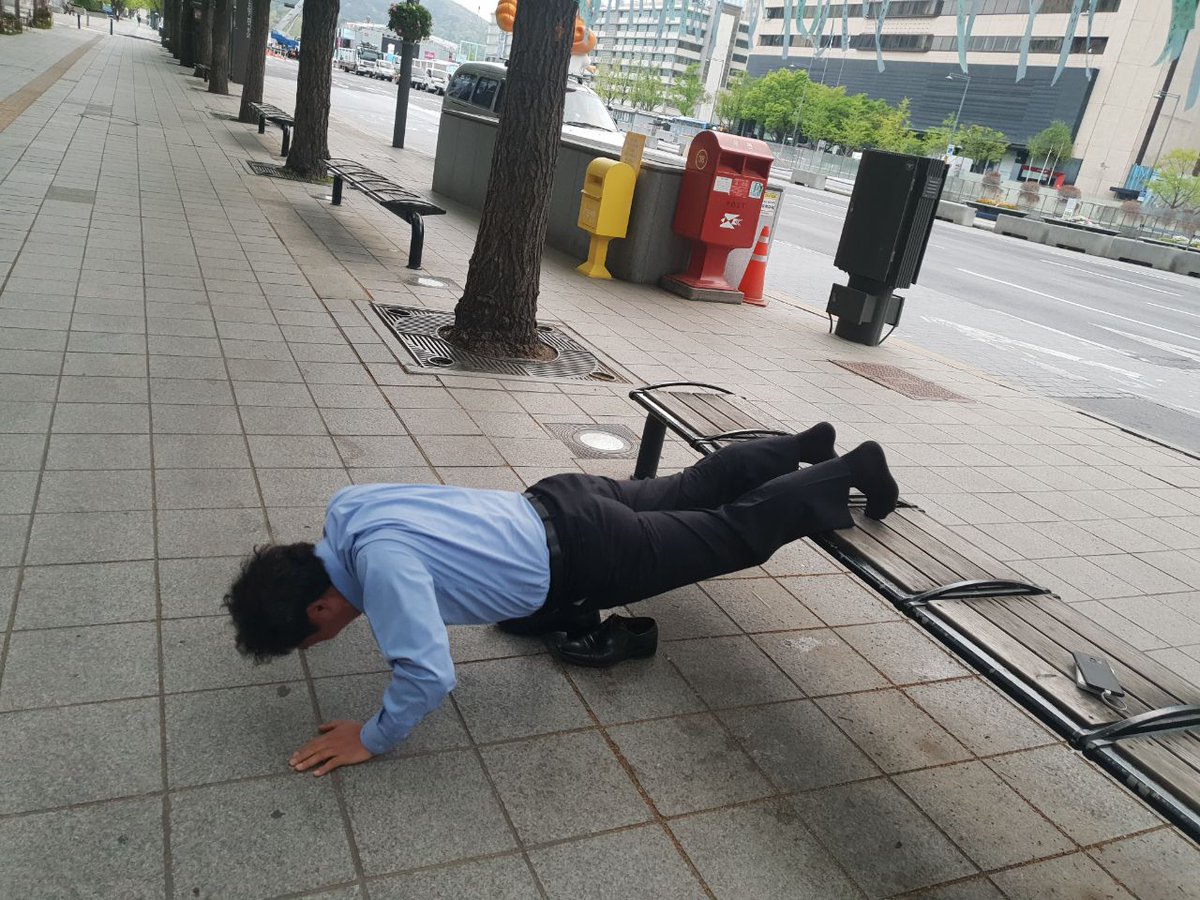 SaiKanic5's tweet photo. 이학재 의원이 4일째 노숙투쟁인 현장 모습이라고 합니다. 청와대 앞에서 뙤약볕 아래 연좌시위로 피곤해 일찍 잠들어 새벽에 깬 것. 노트북 열고 일하던 이학재 의원은 식사 전 팔굳혀펴기 운동을 했습니다. 첫 마라톤 출전에 42.195km를 완주할 체력. 맨 땅에서 잠자다 이제 텐트에서 노숙 중. https://t.co/y5sJQH33Bp