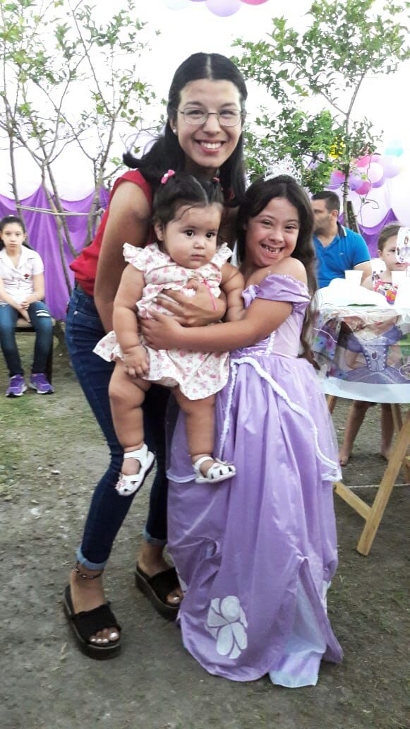 dahia_04's tweet photo. ME EXPLOTA EL CORAZรN DE AMOR๐ #AgosFest ๐ la amo tanto! ๐ https://t.co/uOeczFX7C7