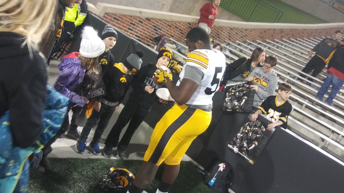 PopsNixon11's tweet photo. This Made it worth the trip
Awesome to 👀 others 👀 what I've known since Day1 Keep Grinding Big🚚 🚚
#54 #DaIowaEdge
#ALLDAYLONG
#ProudDad
#GoHawks
@TheIowaHawkeyes https://t.co/Xw8UK43jwA