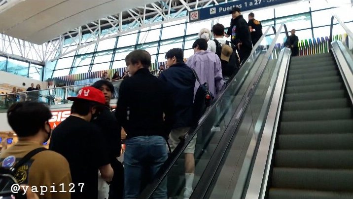 WeLoveChoiSiwon's tweet photo. 180421 - Siwon, Super Junior at the airport, departing Argentina for Peru. [yapi127] ① https://t.co/34ggspMaGv