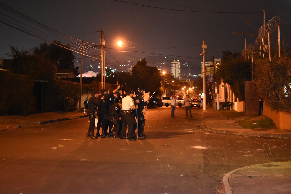 el_Periodico's tweet photo. Ante reporte de disturbios, la Policía se encuentra en el anexo del Hogar Seguro en zona 15. F: Félix Acajabón https://t.co/suMgomfexw