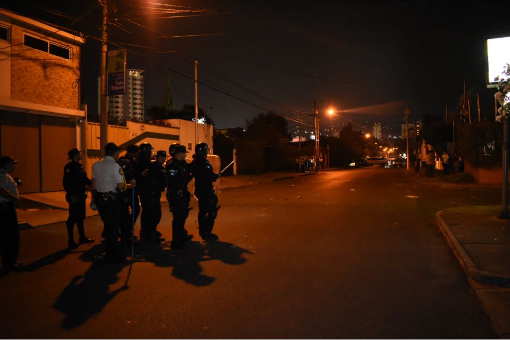 el_Periodico's tweet photo. Ante reporte de disturbios, la Policía se encuentra en el anexo del Hogar Seguro en zona 15. F: Félix Acajabón https://t.co/suMgomfexw