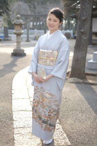 如魚得水 留袖和服 日本的和服种类繁多 大致可分为浴衣 振袖和服 留袖和服 海老茶袴 花嫁和服 男式和服等 与振袖和服相比 留袖和服的袖下部分的长短几乎只有一半 是已婚女性的服装 其中的 黑留袖 用于极其正式的场合 而下面照片的 色 如魚得水 留袖和服 日本的和服种类繁多 大致可分为浴衣 振袖和服 留袖和服 海老茶袴 花嫁和服 男式和服等 与振袖和服相比 留袖和服的袖下部分的长短几乎只有一半 是已婚女性的服装 其中的 黑留袖 用于极其正式的场合 而下面照片的 色