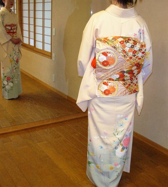 如魚得水 留袖和服 日本的和服种类繁多 大致可分为浴衣 振袖和服 留袖和服 海老茶袴 花嫁和服 男式和服等 与振袖和服相比 留袖和服的袖下部分的长短几乎只有一半 是已婚女性的服装 其中的 黑留袖 用于极其正式的场合 而下面照片的 色 如魚得水 留袖和服 日本的和服种类繁多 大致可分为浴衣 振袖和服 留袖和服 海老茶袴 花嫁和服 男式和服等 与振袖和服相比 留袖和服的袖下部分的长短几乎只有一半 是已婚女性的服装 其中的 黑留袖 用于极其正式的场合 而下面照片的 色