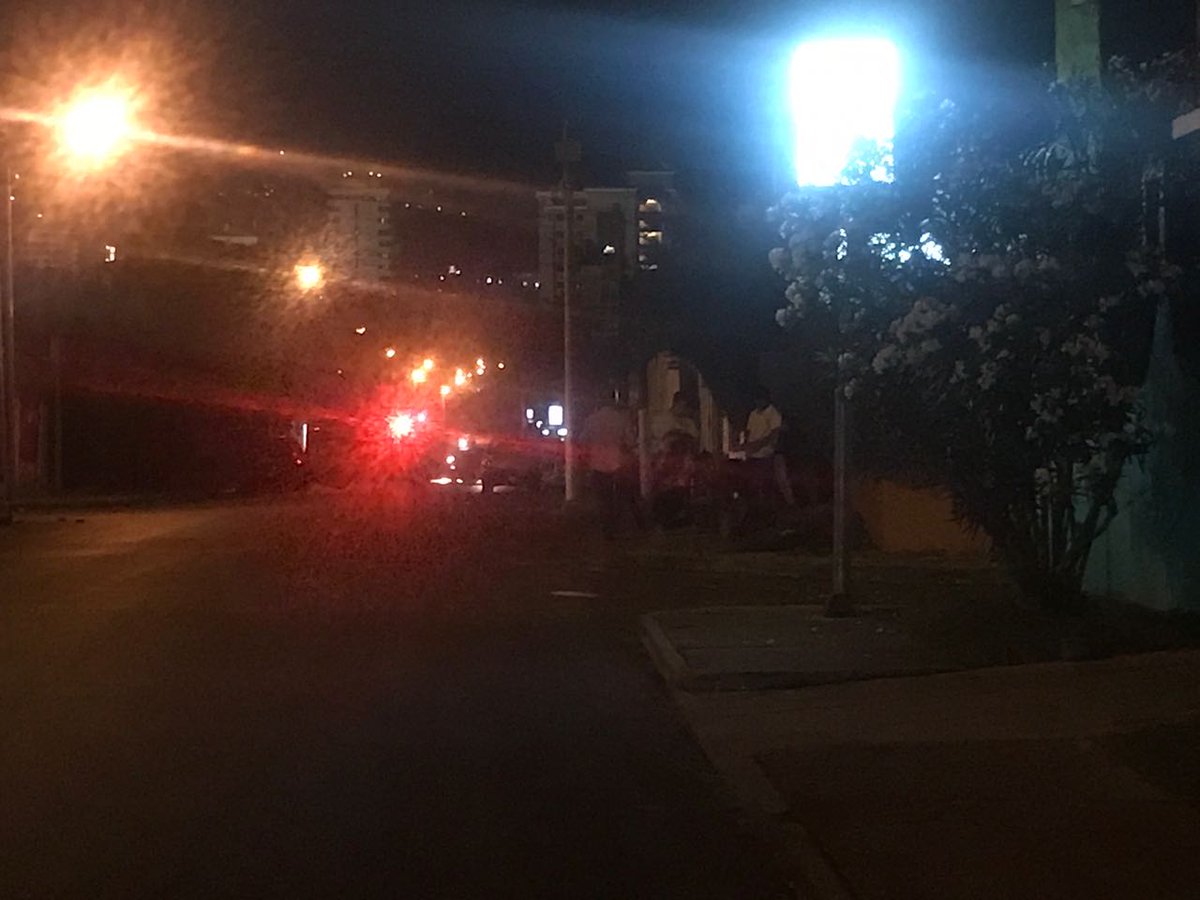 EmisorasUnidas's tweet photo. Al menos seis menores se encuentra fuera del anexo del Hogar Seguro Virgen de la Asunción en zona 15 Capital. Hay presencia de agentes de las Fuerzas Especiales Policiales (FEP).

Fotos: @oscarcanel_eu. https://t.co/dBIFn1qISn