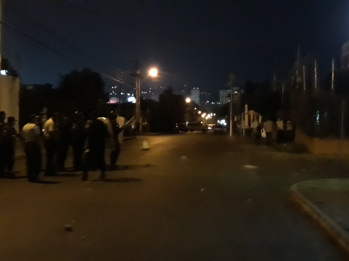 yurimendez12's tweet photo. Nuevamente los menores del anexo del Hogar Seguro, ubicado en la zona 15 causan disturbios, lanzan piedras a los antimotines que están en el lugar.

@CanalAntigua https://t.co/E3qkXUh6iM