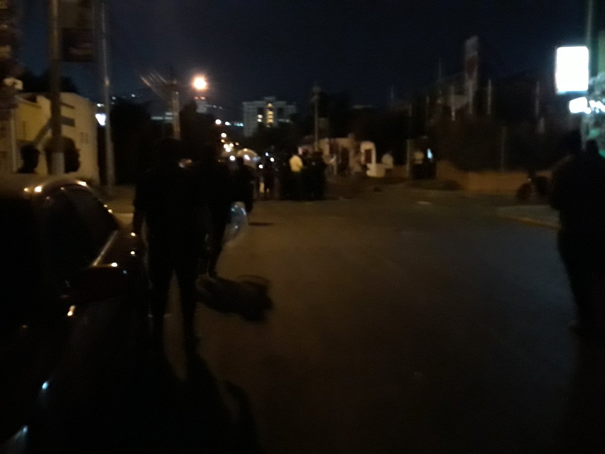 yurimendez12's tweet photo. Nuevamente los menores del anexo del Hogar Seguro, ubicado en la zona 15 causan disturbios, lanzan piedras a los antimotines que están en el lugar.

@CanalAntigua https://t.co/E3qkXUh6iM